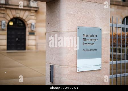 Nuremberg, Allemagne. 04th Apr, 2024. « Memorium Nuremberg Trials » peut être lu sur un panneau à l'entrée du musée du même nom sur le bâtiment de la Justice de Nuremberg. Le « principal procès pour crimes de guerre » du Tribunal militaire international contre les principaux représentants du régime national-socialiste s'est déroulé dans le Hall 600 du Palais de la Justice de Nuremberg du 20 novembre 1945 au 1er octobre 1946. Crédit : Daniel Karmann/dpa/Alamy Live News Banque D'Images