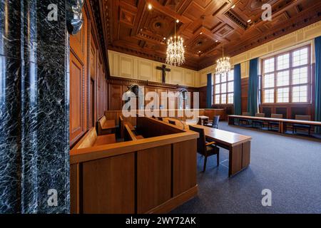 Nuremberg, Allemagne. 04th Apr, 2024. Vue de la salle d'audience historique du jury 600 dans le 'Memorium Nuremberg Trials' du palais de justice de Nuremberg. Le dock est visible sur la gauche. Le « principal procès pour crimes de guerre » du Tribunal militaire international contre les principaux représentants du régime national-socialiste a eu lieu dans le Hall 600 du Palais de la Justice de Nuremberg du 20 novembre 1945 au 1er octobre 1946. Crédit : Daniel Karmann/dpa/Alamy Live News Banque D'Images