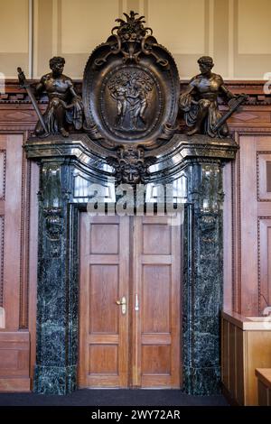 Nuremberg, Allemagne. 04th Apr, 2024. Vue de la porte d'entrée de la salle d'audience historique du jury 600 dans le 'Memorium Nuremberg Trials' dans le bâtiment de la justice de Nuremberg. Du 20 novembre 1945 au 1er octobre 1946, le « principal procès pour crimes de guerre » du Tribunal militaire international contre les principaux représentants du régime national-socialiste a eu lieu dans le Hall 600 du Palais de la Justice de Nuremberg. Crédit : Daniel Karmann/dpa/Alamy Live News Banque D'Images