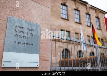 Nuremberg, Allemagne. 04th Apr, 2024. « Memorium Nuremberg Trials » peut être lu sur un panneau à l'entrée du musée du même nom sur le bâtiment de la Justice de Nuremberg. Le « principal procès pour crimes de guerre » du Tribunal militaire international contre les principaux représentants du régime national-socialiste s'est déroulé dans le Hall 600 du Palais de la Justice de Nuremberg du 20 novembre 1945 au 1er octobre 1946. Crédit : Daniel Karmann/dpa/Alamy Live News Banque D'Images