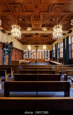 Nuremberg, Allemagne. 04th Apr, 2024. Vue de la salle d'audience historique du jury 600 dans le 'Memorium Nuremberg Trials' dans le bâtiment de la Justice de Nuremberg. Le « principal procès pour crimes de guerre » du Tribunal militaire international contre les principaux représentants du régime national-socialiste s'est déroulé dans le Hall 600 du Palais de la Justice de Nuremberg du 20 novembre 1945 au 1er octobre 1946. Crédit : Daniel Karmann/dpa/Alamy Live News Banque D'Images