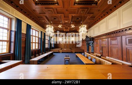 Nuremberg, Allemagne. 04th Apr, 2024. Vue de la salle d'audience historique du jury 600 dans le 'Memorium Nuremberg Trials' du palais de justice de Nuremberg. Le quai est visible sur la droite. Le « principal procès pour crimes de guerre » du Tribunal militaire international contre les principaux représentants du régime national-socialiste a eu lieu dans le Hall 600 du Palais de la Justice de Nuremberg du 20 novembre 1945 au 1er octobre 1946. Crédit : Daniel Karmann/dpa/Alamy Live News Banque D'Images