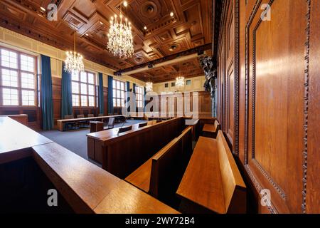 Nuremberg, Allemagne. 04th Apr, 2024. Vue de la salle d'audience historique du jury 600 dans le 'Memorium Nuremberg Trials' du palais de justice de Nuremberg. Le quai est visible sur la droite. Le « principal procès pour crimes de guerre » du Tribunal militaire international contre les principaux représentants du régime national-socialiste a eu lieu dans le Hall 600 du Palais de la Justice de Nuremberg du 20 novembre 1945 au 1er octobre 1946. Crédit : Daniel Karmann/dpa/Alamy Live News Banque D'Images