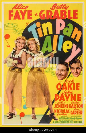 Affiche de Tin Pan Alley pour un film musical de 1940 réalisé par Walter Lang et mettant en vedette Alice Faye et Betty Grable (leur seul film ensemble) en tant que chanteurs/sœurs de vaudeville et John Payne et Jack Oakie en tant qu'auteurs-compositeurs dans les années précédant la première Guerre mondiale Alice Faye : Katie Blane/ Betty Grable : Lily Blane/ Jack Oakie : Harry Calhoun/ John Payne : Francis 'Skeets' Harrigan./ Allen Jenkins : Casey./ Esther Ralston : Nora Bayes Fayard Nicholas : Dance Specialty/ Harold Nicholas : Dance Specialty./ Ben carter : Boy/ John Loder : Captain Reginald 'Reggie' Carstair /Elisha Cook Jr. : Joe Codd/ Banque D'Images