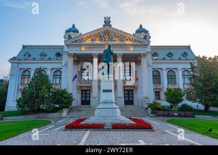 Vue au lever du soleil du théâtre national dans la ville roumaine de Iasi Banque D'Images