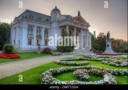 Vue au lever du soleil du théâtre national dans la ville roumaine de Iasi Banque D'Images