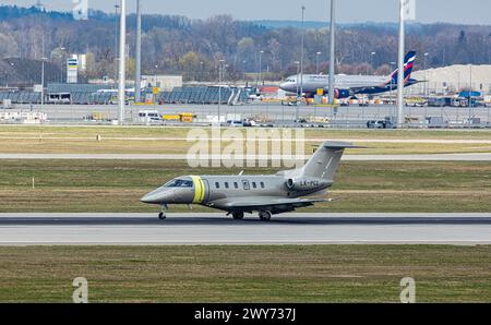 Ein PC-24 von Jetfly Aviation Landet auf der Südbahn des Flughafen München. Enregistrement LX-PCC. (München, Allemagne, 07.04.2023) Banque D'Images