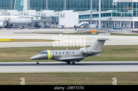 Ein PC-24 von Jetfly Aviation Landet auf der Südbahn des Flughafen München. Enregistrement LX-PCC. (München, Allemagne, 07.04.2023) Banque D'Images