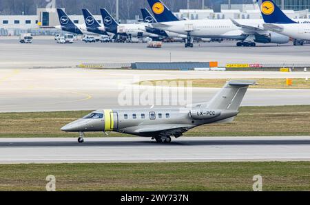 Ein PC-24 von Jetfly Aviation Landet auf der Südbahn des Flughafen München. Enregistrement LX-PCC. (München, Allemagne, 07.04.2023) Banque D'Images