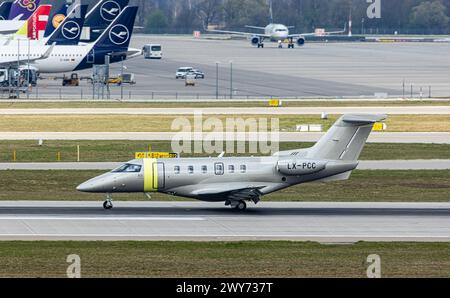 Ein PC-24 von Jetfly Aviation Landet auf der Südbahn des Flughafen München. Enregistrement LX-PCC. (München, Allemagne, 07.04.2023) Banque D'Images