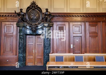 Nuremberg, Allemagne. 04th Apr, 2024. Vue de la porte d'entrée (à gauche) et du quai (à l'arrière à droite) dans la salle d'audience historique du jury 600 dans le 'Memorium Nuremberg Trials' dans le bâtiment de la Justice de Nuremberg. Le « principal procès pour crimes de guerre » du Tribunal militaire international contre les principaux représentants du régime national-socialiste a eu lieu dans le Hall 600 du Palais de la Justice de Nuremberg du 20 novembre 1945 au 1er octobre 1946. Crédit : Daniel Karmann/dpa/Alamy Live News Banque D'Images