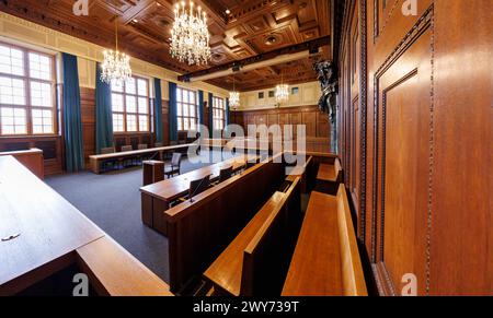 Nuremberg, Allemagne. 04th Apr, 2024. Vue de la salle d'audience historique du jury 600 dans le 'Memorium Nuremberg Trials' du palais de justice de Nuremberg. Le quai est visible sur la droite. Le « principal procès pour crimes de guerre » du Tribunal militaire international contre les principaux représentants du régime national-socialiste a eu lieu dans le Hall 600 du Palais de la Justice de Nuremberg du 20 novembre 1945 au 1er octobre 1946. Crédit : Daniel Karmann/dpa/Alamy Live News Banque D'Images