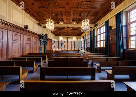 Nuremberg, Allemagne. 04th Apr, 2024. Vue de la salle d'audience historique du jury 600 dans le 'Memorium Nuremberg Trials' dans le bâtiment de la Justice de Nuremberg. Le « principal procès pour crimes de guerre » du Tribunal militaire international contre les principaux représentants du régime national-socialiste s'est déroulé dans le Hall 600 du Palais de la Justice de Nuremberg du 20 novembre 1945 au 1er octobre 1946. Crédit : Daniel Karmann/dpa/Alamy Live News Banque D'Images