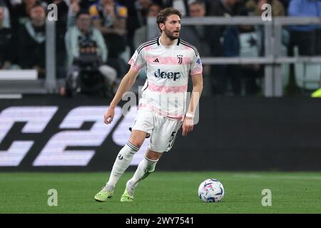 Turin, Italie. 2 avril 2024. Manuel Locatelli de la Juventus lors de la demi-finale de la Coppa Italia au stade Allianz de Turin. Le crédit photo devrait se lire : Jonathan Moscrop/Sportimage crédit : Sportimage Ltd/Alamy Live News Banque D'Images