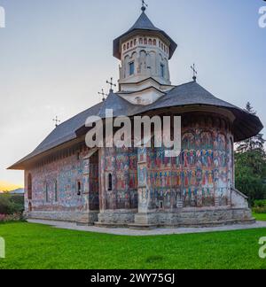 Coucher de soleil au monastère Moldovita en Roumanie Banque D'Images
