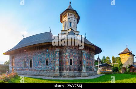 Coucher de soleil au monastère Moldovita en Roumanie Banque D'Images
