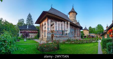 Coucher de soleil au monastère Moldovita en Roumanie Banque D'Images