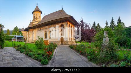 Coucher de soleil au monastère Moldovita en Roumanie Banque D'Images