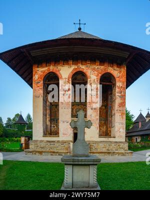 Coucher de soleil au monastère Moldovita en Roumanie Banque D'Images