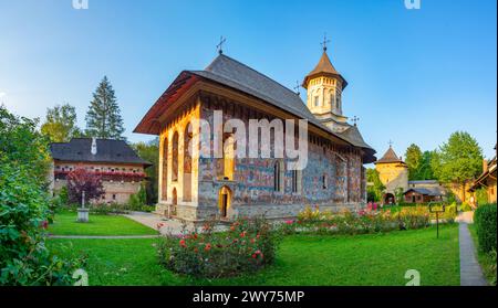 Coucher de soleil au monastère Moldovita en Roumanie Banque D'Images