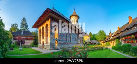 Coucher de soleil au monastère Moldovita en Roumanie Banque D'Images