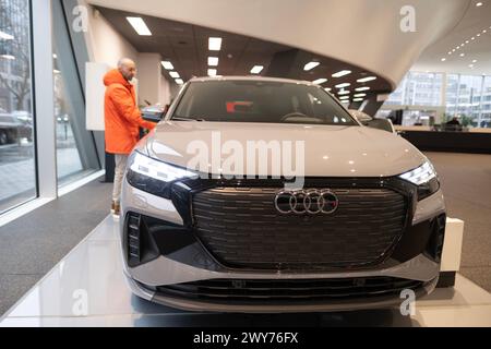 Client choisissant le crossover entièrement électrique gris Audi Q4 e-tron avec toit panoramique, Groupe Volkswagen allemand, technologie de pointe dans l'industrie automobile, F Banque D'Images