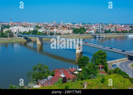 Vue panoramique de Novi Sad depuis la forteresse de Petrovaradin en Serbie Banque D'Images
