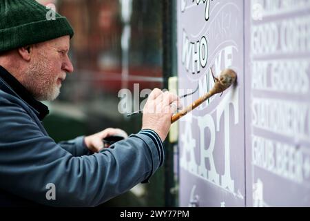 Signwriter traditionnel utilisant de la peinture, Banque D'Images