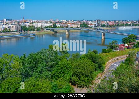 Vue panoramique de Novi Sad depuis la forteresse de Petrovaradin en Serbie Banque D'Images