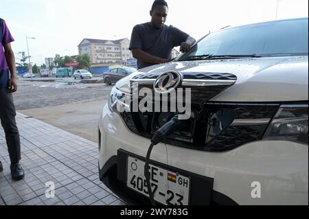 GHANA, Accra, mobilité électrique, service IJANU et station de recharge rapide pour voitures électriques, recharge de la voiture électrique chinoise Dongfeng EX1 / GHANA, Accra, E-Mobilität, IJANU Service und Ladestation für E-Autos, zwei chinesische Dongfeng EX1 E-Auto Banque D'Images