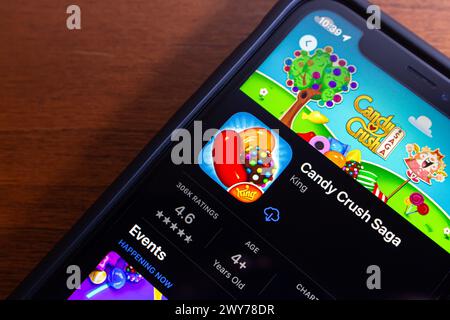 Application Candy Crush Saga vue dans App Store sur un écran iPhone. Candy Crush Saga est un jeu vidéo free-to-play d'appariement de tuiles sorti par King pour iOS et A. Banque D'Images