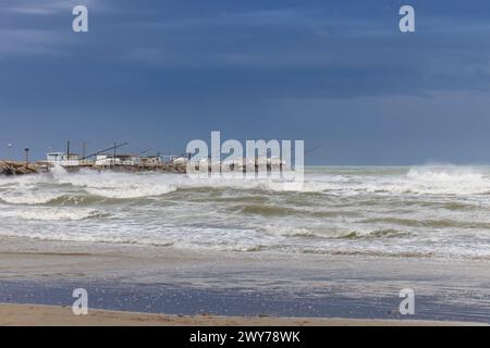 La côte adriatique à Giulianova, Italie, lors d'une onde de tempête. Banque D'Images