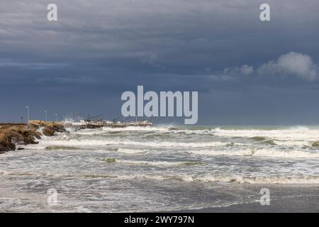 La côte adriatique à Giulianova, Italie, lors d'une onde de tempête. Banque D'Images