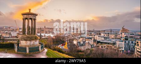 Calton Hill vue panoramique sur les gratte-ciel d'Édimbourg au coucher du soleil, avec le monument Dugald Stewart au premier plan Banque D'Images