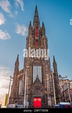 Le Hub, anciennement connu sous le nom de Tolbooth Kirk, contre un ciel bleu dans la vieille ville d'Édimbourg, en Écosse Banque D'Images