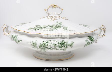 Élégante tureen en porcelaine antique avec un couvercle fabriqué par John Henry Weatherby & sons au XIX siècle Banque D'Images