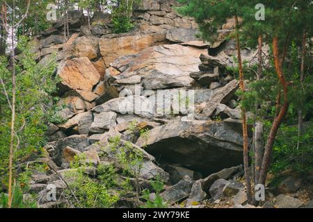 Pierres de pierre. Grosses pierres dans une forêt de conifères. Carrière de granit. Production industrielle abandonnée. Banque D'Images