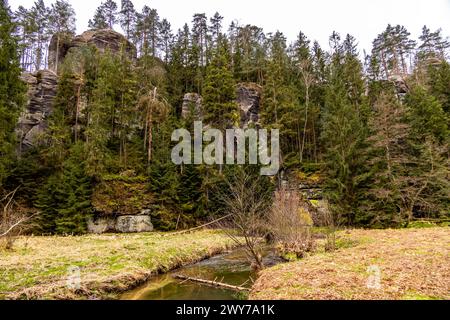 Une randonnée printanière à travers la vallée de Kirnitzschtal en Suisse saxonne - Saxe - Allemagne Banque D'Images