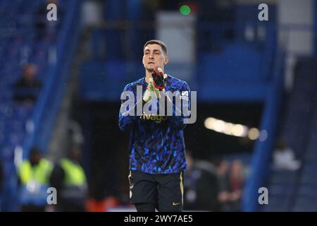 4 avril 2024 ; Stamford Bridge, Chelsea, Londres, Angleterre : premier League Football, Chelsea contre Manchester United ; le gardien de but Djordje Petrovic de Chelsea applaudit les supporters alors qu'il se réchauffe avant le match. Banque D'Images