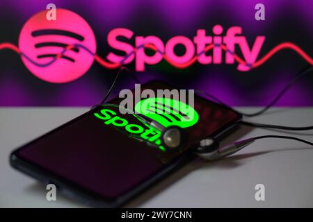 Bruxelles, Belgique. 04th Apr, 2024. Le logo Spotify est affiché sur un smartphone avec Spotify visible en arrière-plan, vu sur cette illustration photo. Prise à Bruxelles, Belgique. Le 4 avril 2024. (Jonathan Raa/Sipa USA) *** strictement à des fins éditoriales *** crédit : Sipa USA/Alamy Live News Banque D'Images