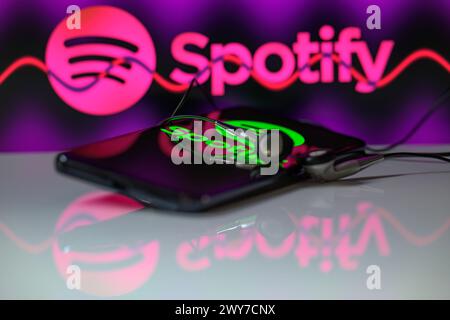 Bruxelles, Belgique. 04th Apr, 2024. Le logo Spotify est affiché sur un smartphone avec Spotify visible en arrière-plan, vu sur cette illustration photo. Prise à Bruxelles, Belgique. Le 4 avril 2024. (Jonathan Raa/Sipa USA) *** strictement à des fins éditoriales *** crédit : Sipa USA/Alamy Live News Banque D'Images