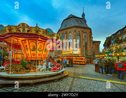 Marché de Noël Heidelberg sur la place du marché en face de l'église du Saint-esprit. Heidelberg, Allemagne, Europe Banque D'Images