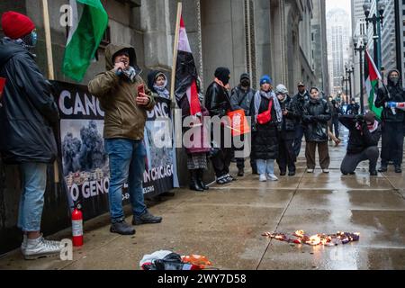 Le vétéran du corps des Marines Zachary Kam brûle un drapeau américain à l'hôtel de ville de Chicago lors d'un rassemblement pour « Annuler le DNC ». Banque D'Images