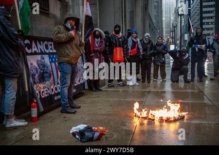 Le vétéran du corps des Marines Zachary Kam brûle un drapeau américain à l'hôtel de ville de Chicago lors d'un rassemblement pour « Annuler le DNC ». Banque D'Images