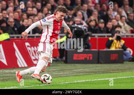 Amsterdam, pays-Bas. 04th Apr, 2024. AMSTERDAM, PAYS-BAS - 4 AVRIL : Mika Godts de l'AFC Ajax court avec le ballon lors du match néerlandais Eredivisie entre l'AFC Ajax et Go Ahead Eagles au Johan Cruijff Arena le 4 avril 2024 à Amsterdam, pays-Bas. (Photo de Henny Meyerink/BSR Agency) crédit : BSR Agency/Alamy Live News Banque D'Images