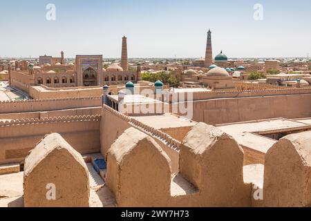 Khiva, région de Xorazm, Ouzbékistan, Asie centrale. L'Islam Khodja Madrasa et Minaret à Khiva. Banque D'Images