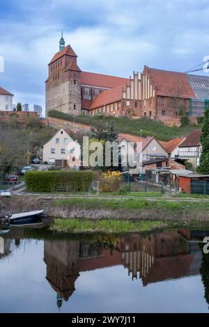 Blick über den Stadtgraben der Havel auf Havelberg mit dem Dom Marien Havelberg Sachsen-Anhalt Deutschland *** vue sur les douves de la Havel à Havelberg avec la cathédrale St Marien Havelberg Saxe Anhalt Allemagne Banque D'Images