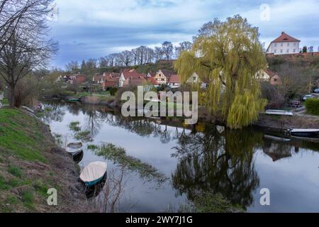 Blick über den Stadtgraben der Havel Havelberg Sachsen-Anhalt Deutschland *** vue sur les douves de la Havel Havelberg Saxe Anhalt Allemagne Banque D'Images