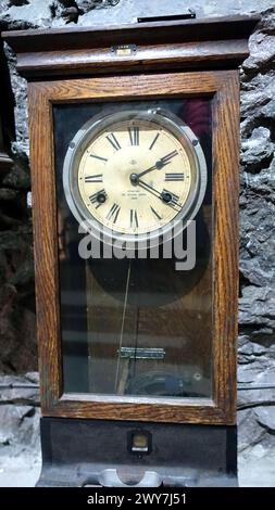 Kiruna, Suède, 22 février 2020. Une ancienne horloge de grand-père reposant sur un mur Banque D'Images