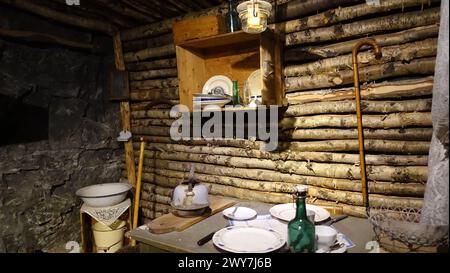 Kiruna, Suède, 22 février 2020. Intérieur d'une ancienne cabane habitée par des ouvriers Banque D'Images